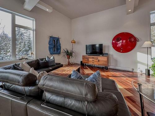 Salon - 5 Ch. Du Bord-De-L'Eau, Sainte-Lucie-Des-Laurentides, QC - Indoor Photo Showing Living Room