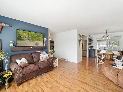 2275 Chapman Street, Merritt, BC - Indoor Photo Showing Living Room