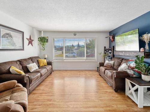 2275 Chapman Street, Merritt, BC - Indoor Photo Showing Living Room