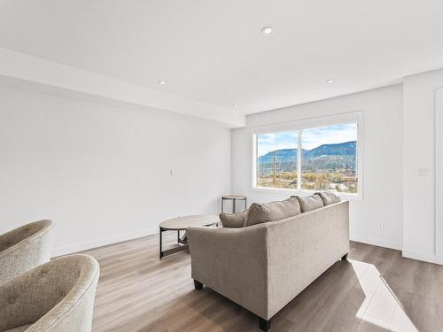 127 River Gate Drive, Kamloops, BC - Indoor Photo Showing Living Room