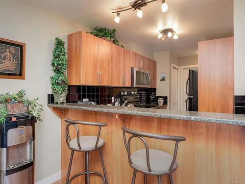 1-833 Princess Ave, Victoria, BC - Indoor Photo Showing Kitchen