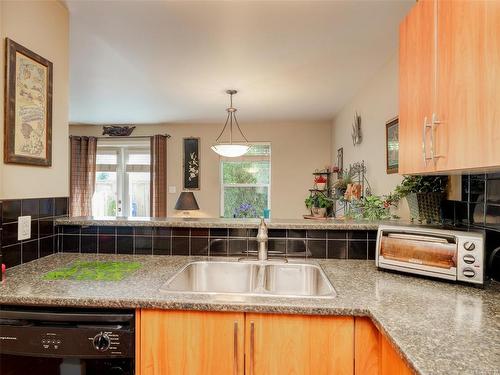 1-833 Princess Ave, Victoria, BC - Indoor Photo Showing Kitchen With Double Sink