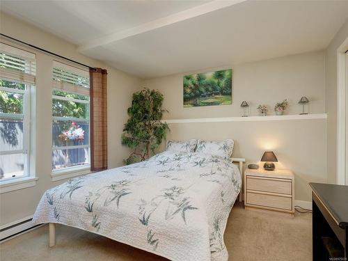 1-833 Princess Ave, Victoria, BC - Indoor Photo Showing Bedroom