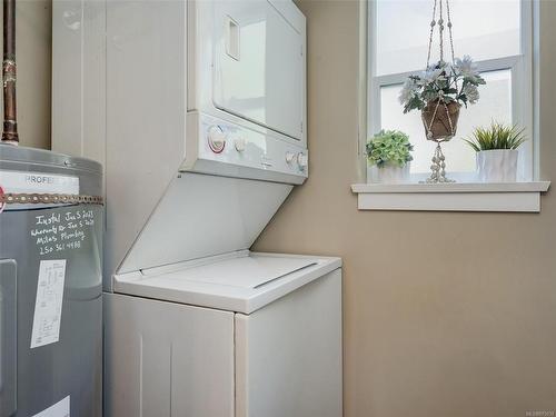 1-833 Princess Ave, Victoria, BC - Indoor Photo Showing Laundry Room