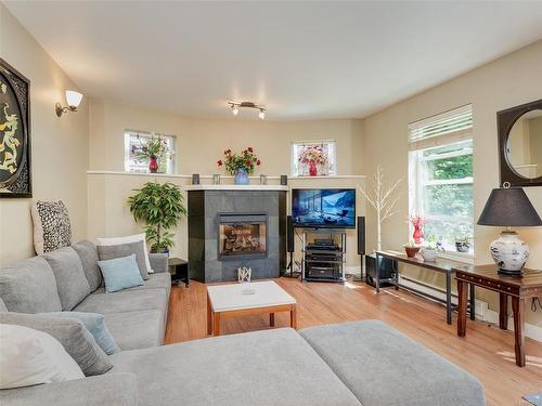 1-833 Princess Ave, Victoria, BC - Indoor Photo Showing Living Room With Fireplace