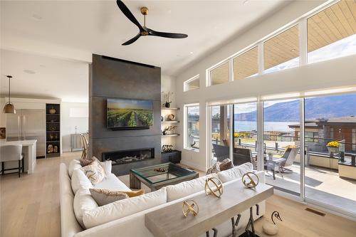 3605 Boxwood Road, Kelowna, BC - Indoor Photo Showing Living Room With Fireplace