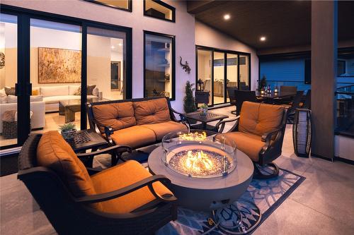 3605 Boxwood Road, Kelowna, BC - Indoor Photo Showing Living Room