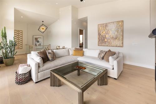 3605 Boxwood Road, Kelowna, BC - Indoor Photo Showing Living Room