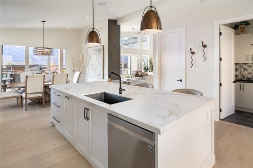 3605 Boxwood Road, Kelowna, BC - Indoor Photo Showing Kitchen With Upgraded Kitchen