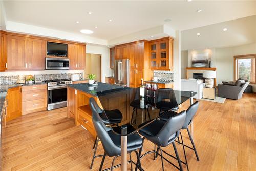 434 Viewcrest Road, Kelowna, BC - Indoor Photo Showing Kitchen