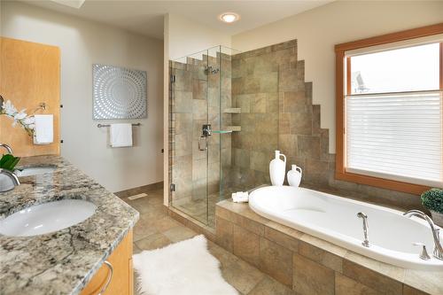 434 Viewcrest Road, Kelowna, BC - Indoor Photo Showing Bathroom