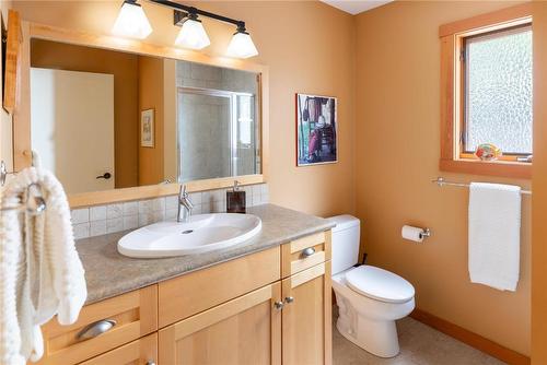 434 Viewcrest Road, Kelowna, BC - Indoor Photo Showing Bathroom