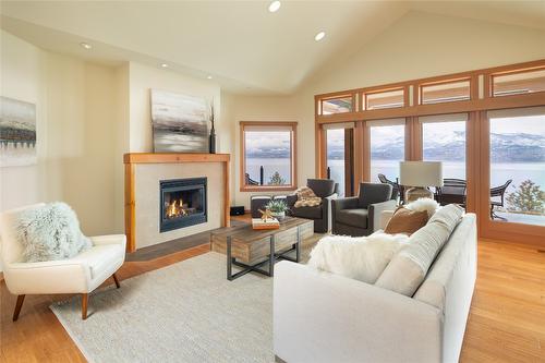 434 Viewcrest Road, Kelowna, BC - Indoor Photo Showing Living Room With Fireplace