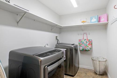 17-3512 Ridge Boulevard, West Kelowna, BC - Indoor Photo Showing Laundry Room