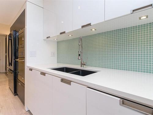 408-1149 Rockland Ave, Victoria, BC - Indoor Photo Showing Kitchen With Double Sink