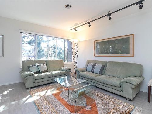 408-1149 Rockland Ave, Victoria, BC - Indoor Photo Showing Living Room