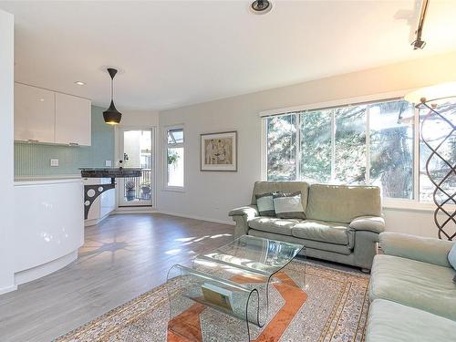 408-1149 Rockland Ave, Victoria, BC - Indoor Photo Showing Living Room