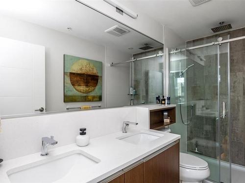 308-2285 Bowker Ave, Oak Bay, BC - Indoor Photo Showing Bathroom