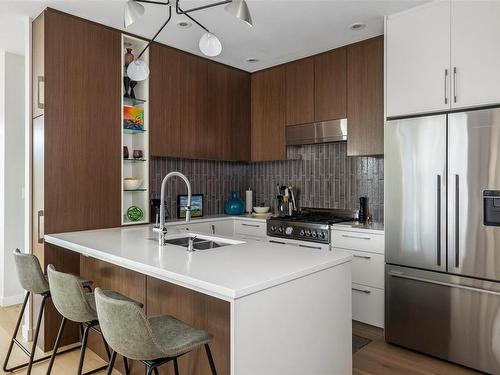 308-2285 Bowker Ave, Oak Bay, BC - Indoor Photo Showing Kitchen With Double Sink