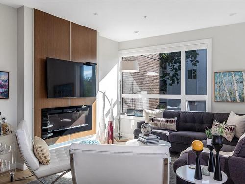 308-2285 Bowker Ave, Oak Bay, BC - Indoor Photo Showing Living Room With Fireplace