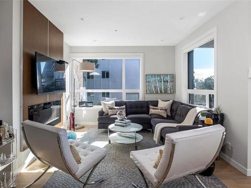 308-2285 Bowker Ave, Oak Bay, BC - Indoor Photo Showing Living Room