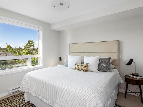 308-2285 Bowker Ave, Oak Bay, BC - Indoor Photo Showing Bedroom