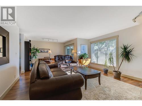 1120 Guisachan Road Unit# 122, Kelowna, BC - Indoor Photo Showing Living Room