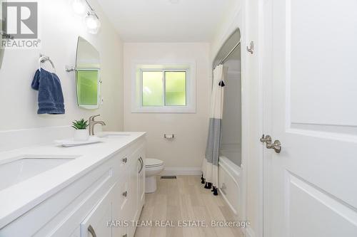 218 Peter Street E, Oro-Medonte, ON - Indoor Photo Showing Bathroom