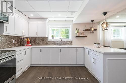 218 Peter Street E, Oro-Medonte, ON - Indoor Photo Showing Kitchen With Upgraded Kitchen