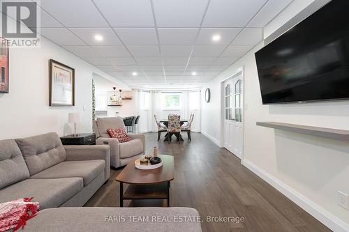 218 Peter Street E, Oro-Medonte, ON - Indoor Photo Showing Living Room