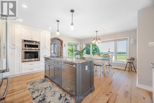 17 Mandalane Drive, Bradford West Gwillimbury, ON - Indoor Photo Showing Kitchen With Upgraded Kitchen