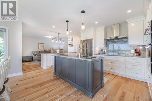 17 Mandalane Drive, Bradford West Gwillimbury, ON - Indoor Photo Showing Kitchen With Upgraded Kitchen