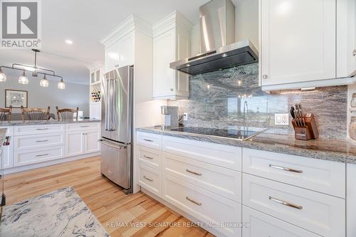 17 Mandalane Drive, Bradford West Gwillimbury, ON - Indoor Photo Showing Kitchen With Upgraded Kitchen