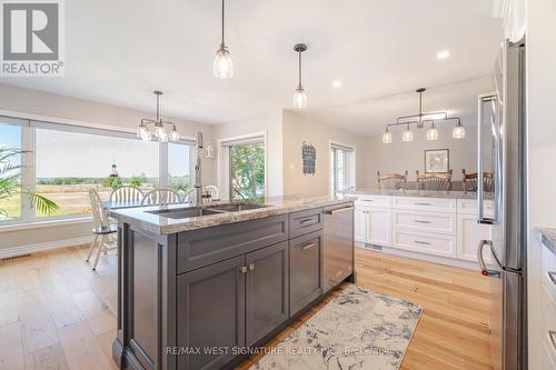 17 Mandalane Drive, Bradford West Gwillimbury, ON - Indoor Photo Showing Kitchen With Upgraded Kitchen