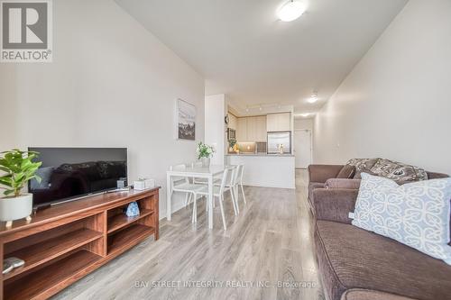 611 - 4633 Glen Erin Drive, Mississauga, ON - Indoor Photo Showing Living Room