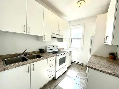 Cuisine - 2-5891 Rue Sherbrooke O., Montréal (Côte-Des-Neiges/Notre-Dame-De-Grâce), QC - Indoor Photo Showing Kitchen With Double Sink