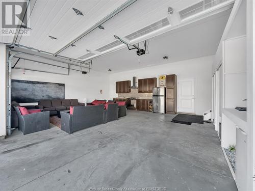 1541 Clearwater Avenue, Windsor, ON - Indoor Photo Showing Garage