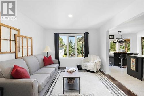 225 Golfview Drive, Amherstburg, ON - Indoor Photo Showing Living Room