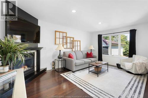 225 Golfview Drive, Amherstburg, ON - Indoor Photo Showing Living Room With Fireplace