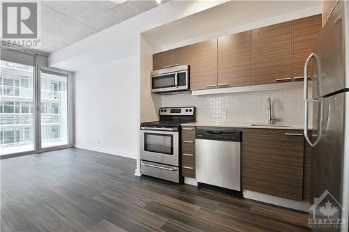 EAT-IN KITCHEN | stainless appliances, granite, efficient work & storage space - 354 Gladstone Avenue Unit#502, Ottawa, ON - Indoor Photo Showing Kitchen