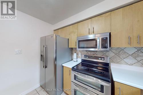 66 Mccleave Crescent, Brampton (Fletcher'S West), ON - Indoor Photo Showing Kitchen