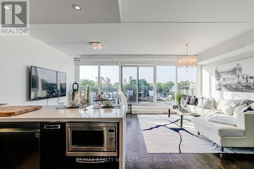 503 - 588 Annette Street, Toronto (Runnymede-Bloor West Village), ON - Indoor Photo Showing Living Room