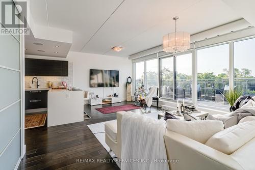 503 - 588 Annette Street, Toronto (Runnymede-Bloor West Village), ON - Indoor Photo Showing Living Room