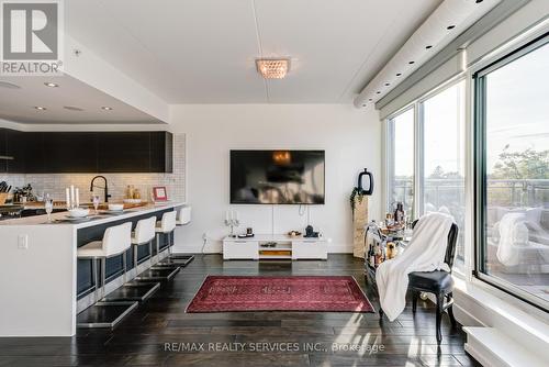 503 - 588 Annette Street, Toronto (Runnymede-Bloor West Village), ON - Indoor Photo Showing Living Room