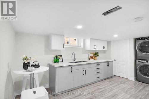 100 Lincoln Place, London, ON - Indoor Photo Showing Laundry Room