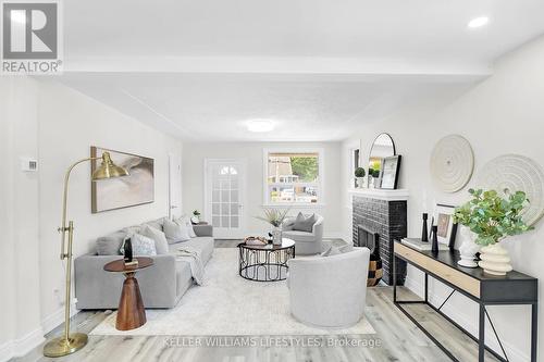 100 Lincoln Place, London, ON - Indoor Photo Showing Living Room