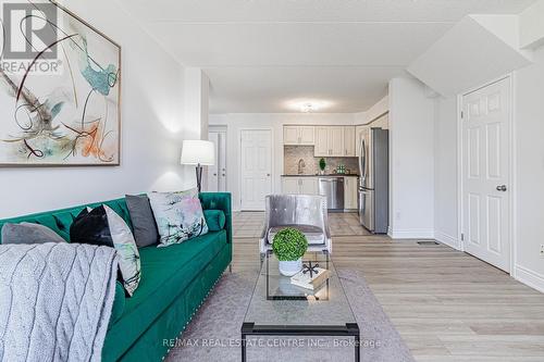 95 - 1380 Costigan Road, Milton (Clarke), ON - Indoor Photo Showing Living Room