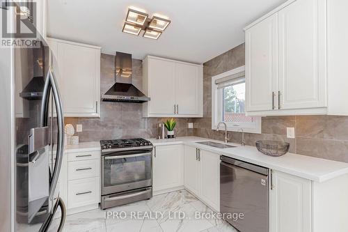 7156 Village Walk, Mississauga, ON - Indoor Photo Showing Kitchen With Double Sink