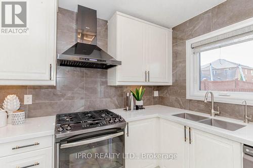 7156 Village Walk, Mississauga, ON - Indoor Photo Showing Kitchen With Upgraded Kitchen