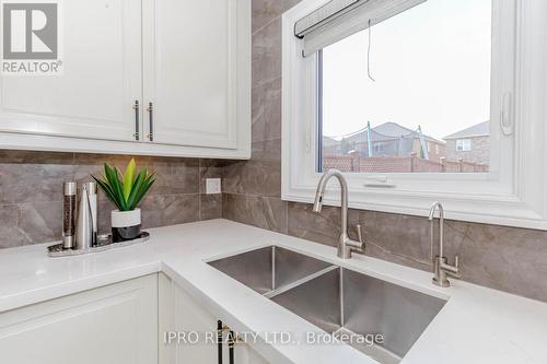 7156 Village Walk, Mississauga, ON - Indoor Photo Showing Kitchen With Double Sink